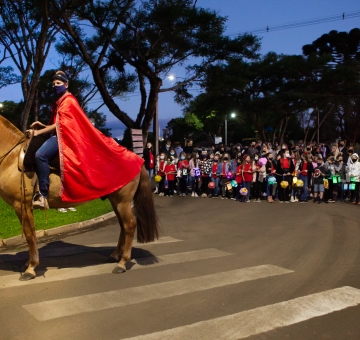 Col&eacute;gio Imperatriz Dona Leopoldina realiza seu Desfile de Lanternas e inicia Campanha de Natal