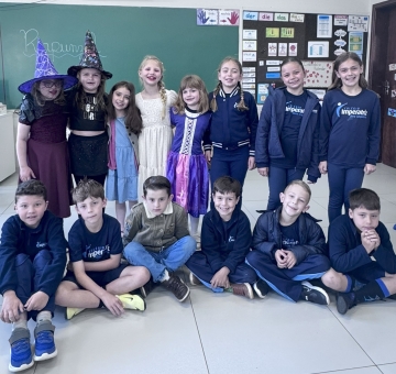 Theater auf Deutsch: Die 2. Klassen führen das Buch Rapunzel auf